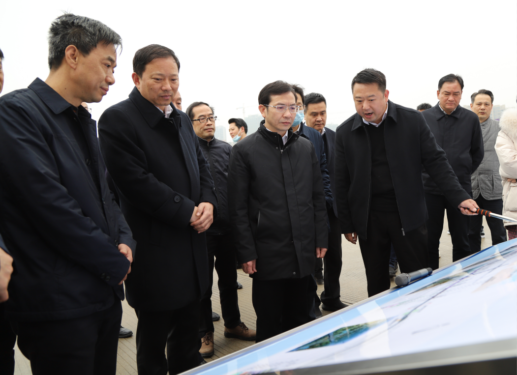 市委副書記、市長黃喜忠一行視察九洲高架東延工程